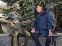 В Тольятти, у скульптуры "Признание в любви"