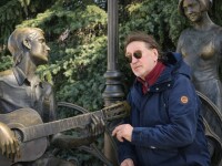 В Тольятти, у скульптуры "Признание в любви"