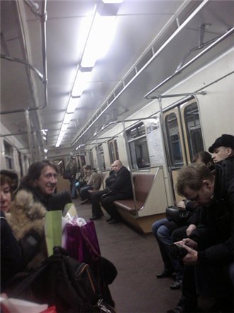 А еще говорят что "Звезды не ездят в метро"...