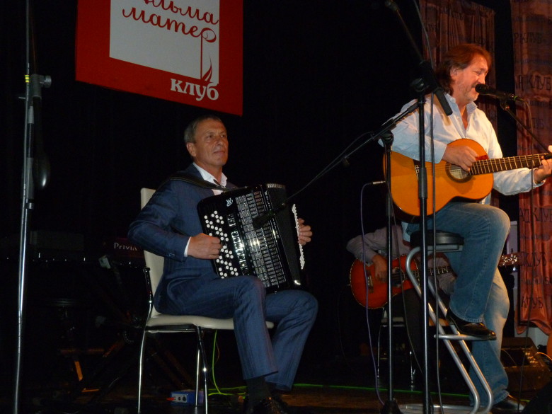 Поздравляет Олег Митяев