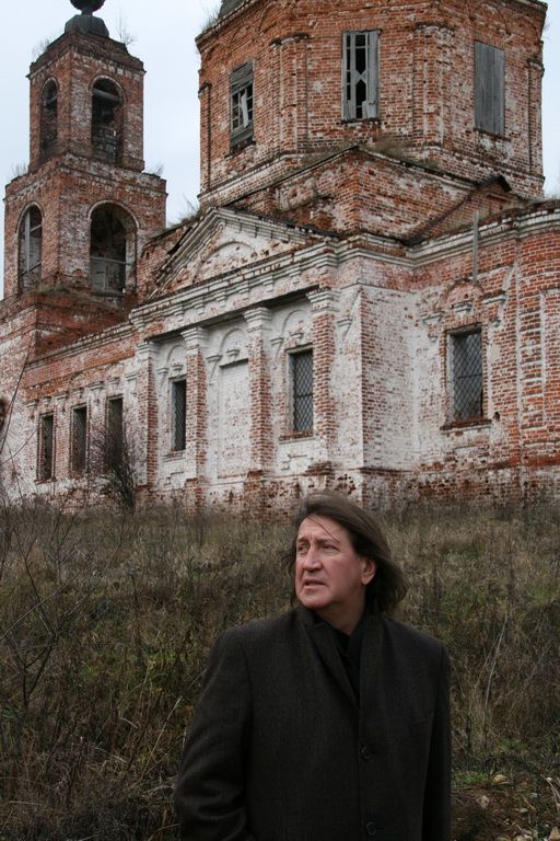 У стен храма