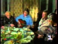 «Девять мужчин за круглым столом под желтым абажуром»